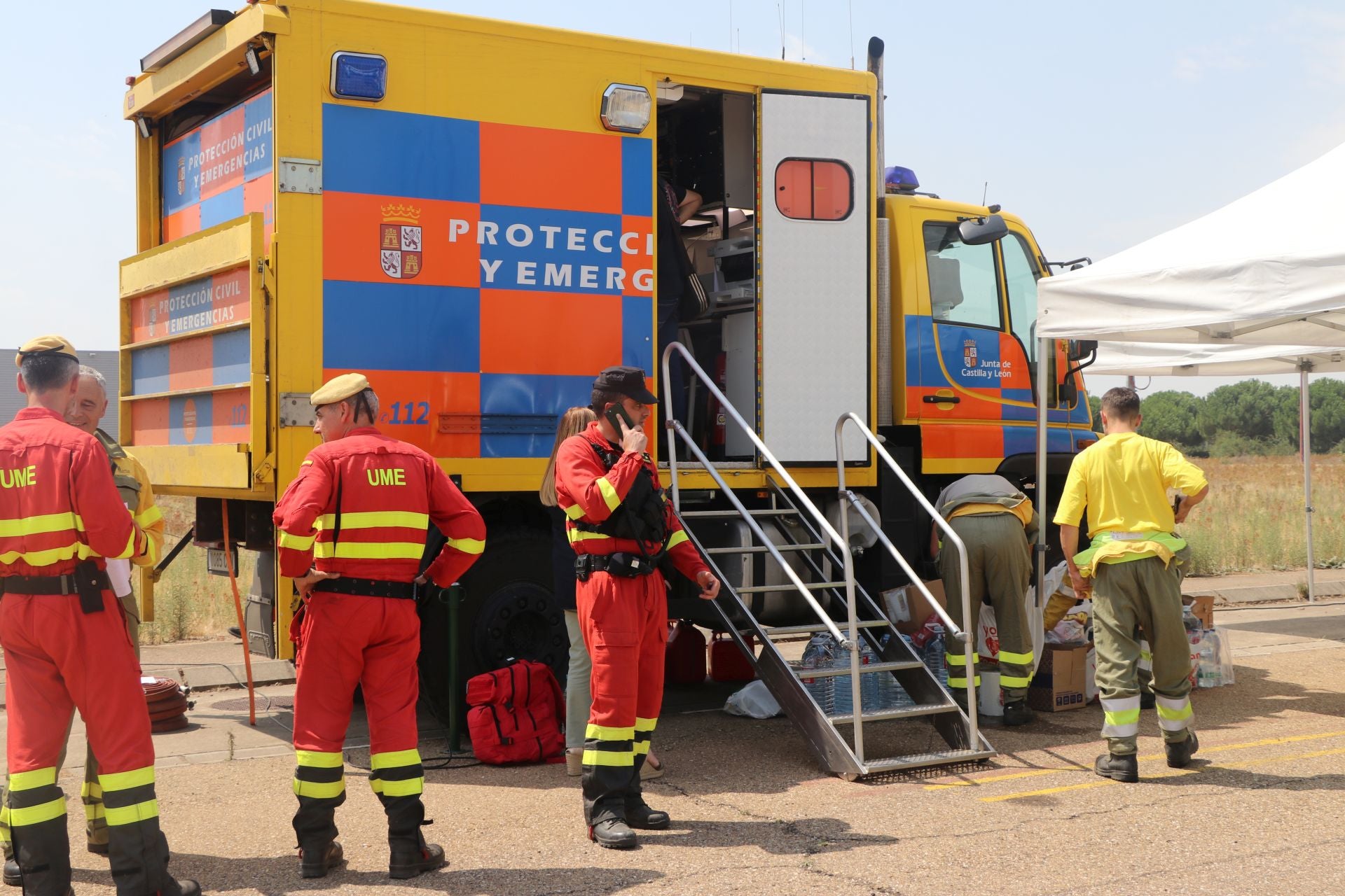 El Puesto de Mando Avanzado coordina la lucha contra el incendio de Castrocalbón