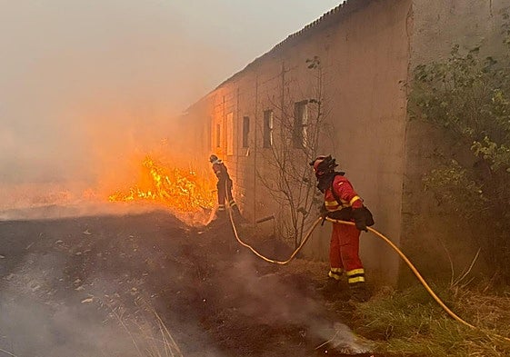 El fuego, cada vez, más cerca de las viviendas.
