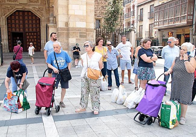 Varias personas acuden a la convocatoria en La Bañeza pero no encuentran a nadie.