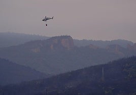 El cielo en Las Médulas lleno de humo y polvo este martes.