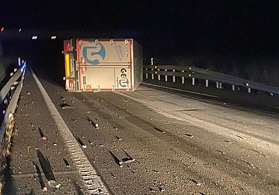 El camión volcado de madrugada en la A-6.