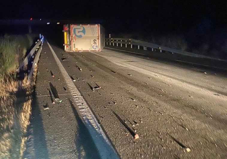 Un accidente provoca un incendio en la A-6 a su pasó por León