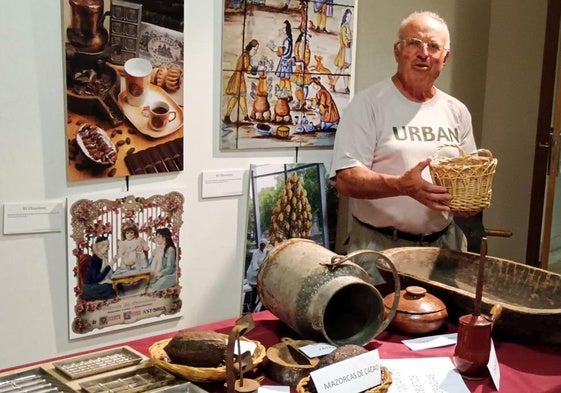 Francisco García, comisario de la muestra, explica la historia de la producción y del consumo del chocolate.