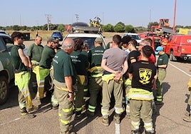 Imagen de una reunión en el puesto de mando.