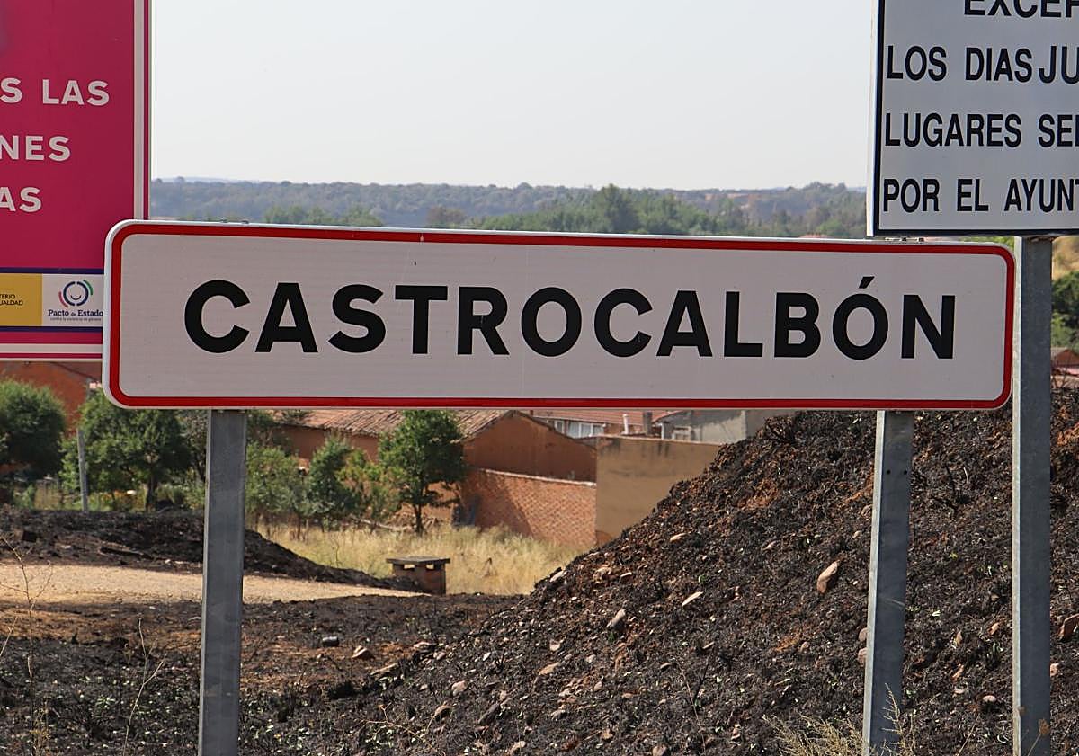 Imagen principal - Imagen de los vecinos ayudando a extinguir el fuego.