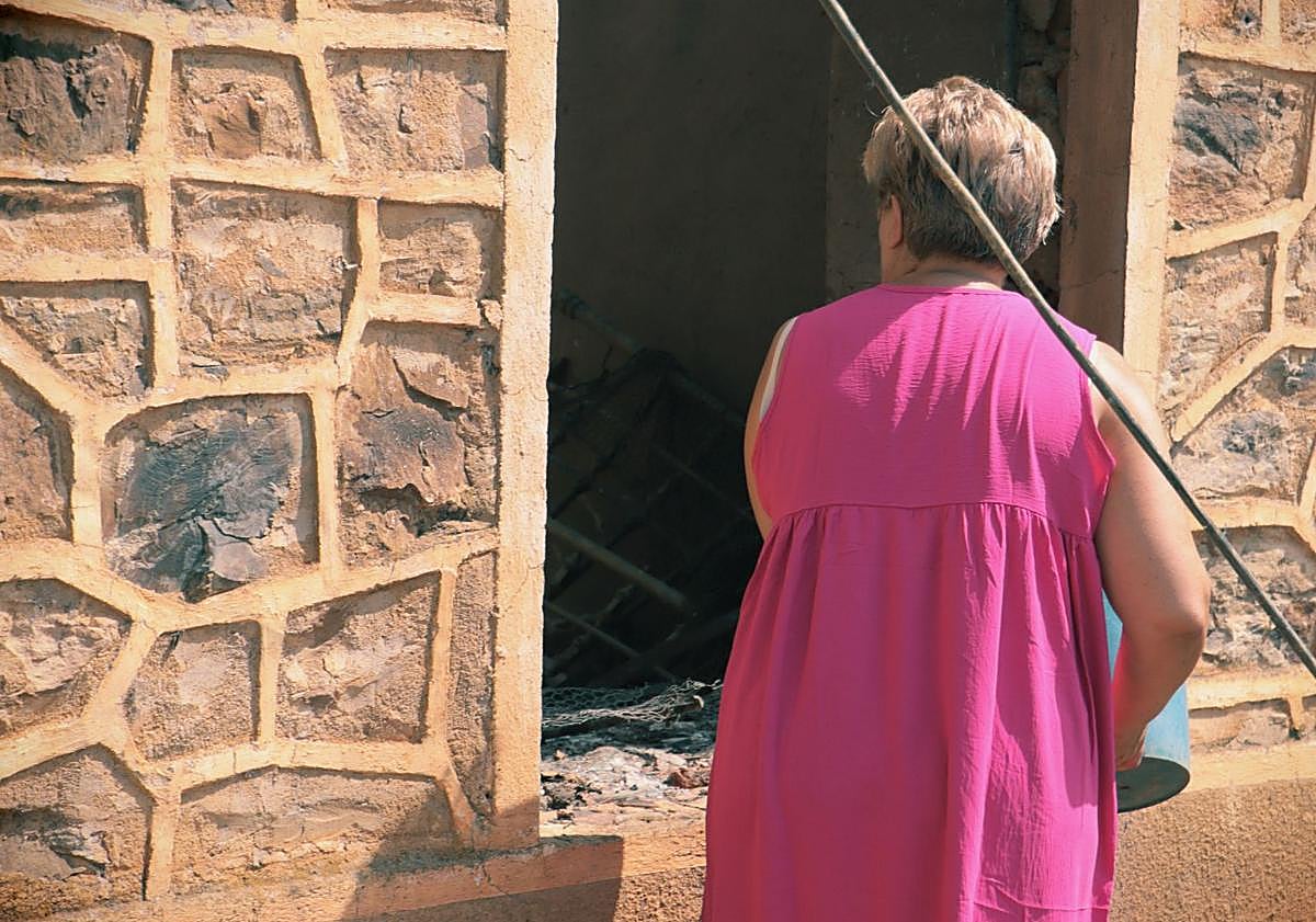 Imagen principal - Vecinos contra las llamas en Castrocalbón.