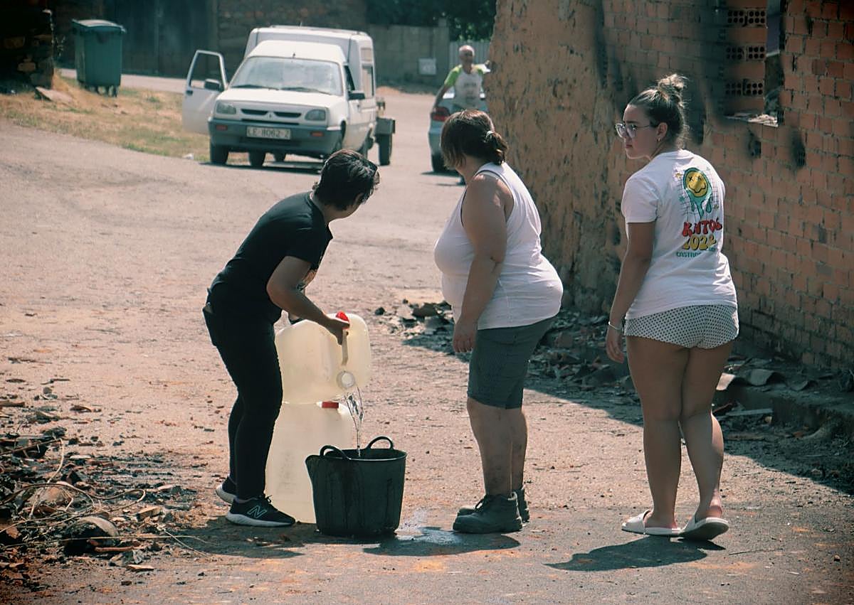 Imagen secundaria 1 - Imagen de los vecinos ayudando a extinguir el fuego.