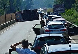 Vuelca un camión de bomberos tras el choque con dos turismos en San Millán de los Caballeros