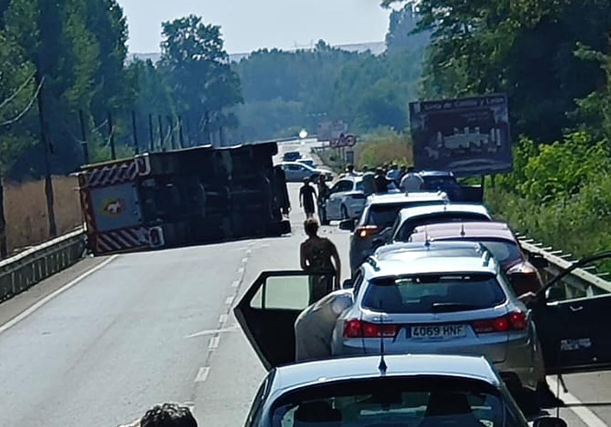 Vuelca un camión de bomberos tras el choque con dos turismos en San Millán de los Caballeros