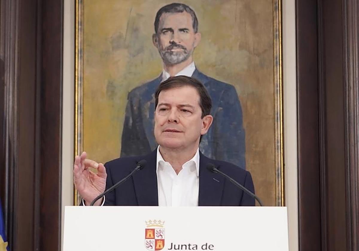 Mañueco durante la reunión con sus consejeros.