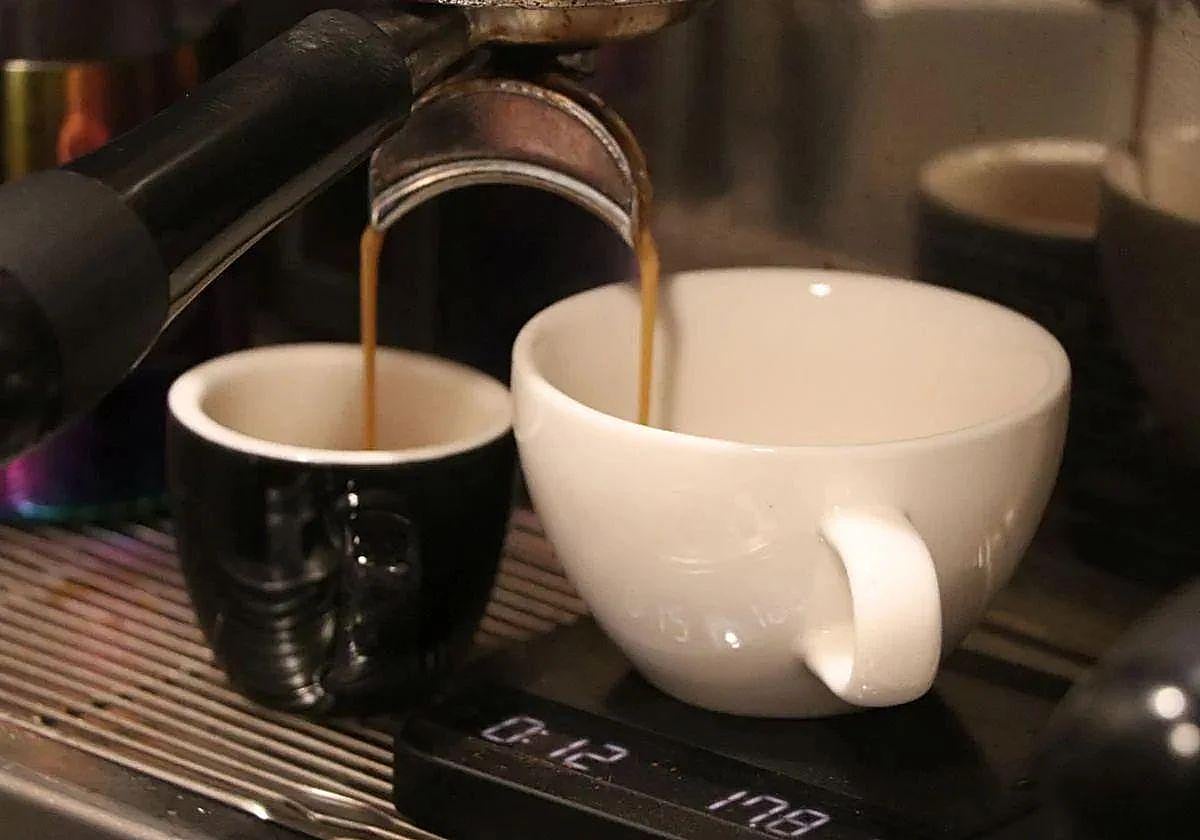 Imagen de archivo de una cafetera a pleno rendimiento.