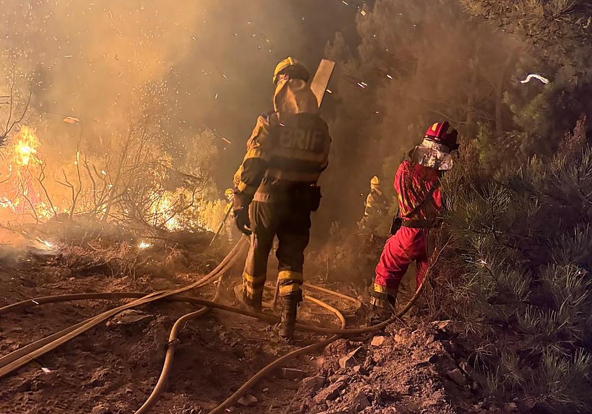 Imagen de una Brif y efectivos de la UME en los incendios de León.