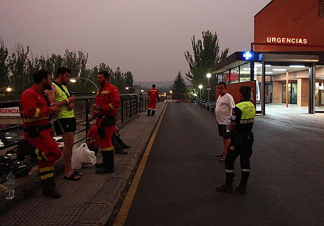 Efectivos de la UME se desplazan hasta el hospital El Bierzo de Ponferrada dónde se encuentran cuatro compañeros heridos en el incendio de Yeres.