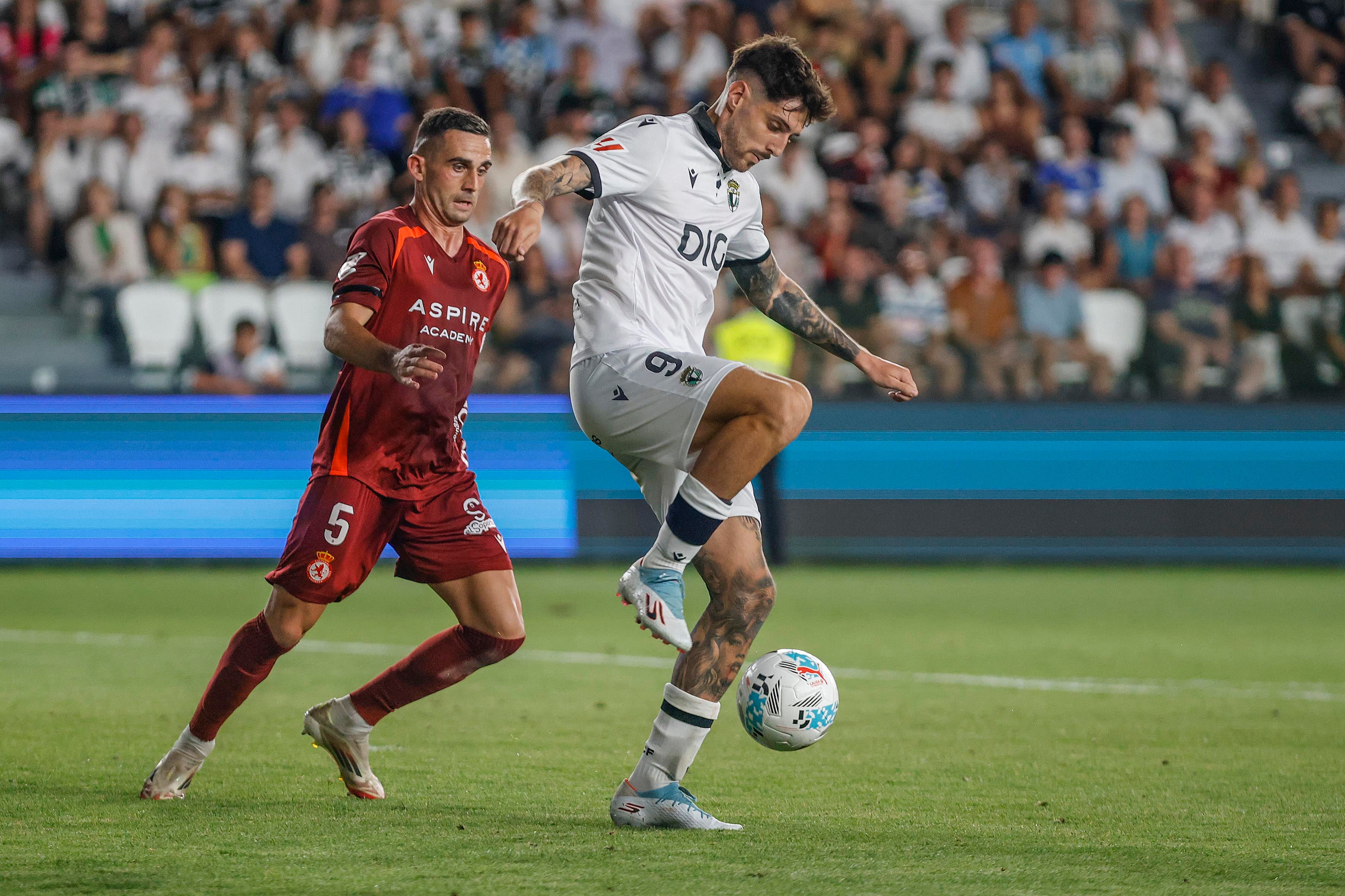 Las mejores imágenes del duro estreno de la Cultural ante el Burgos