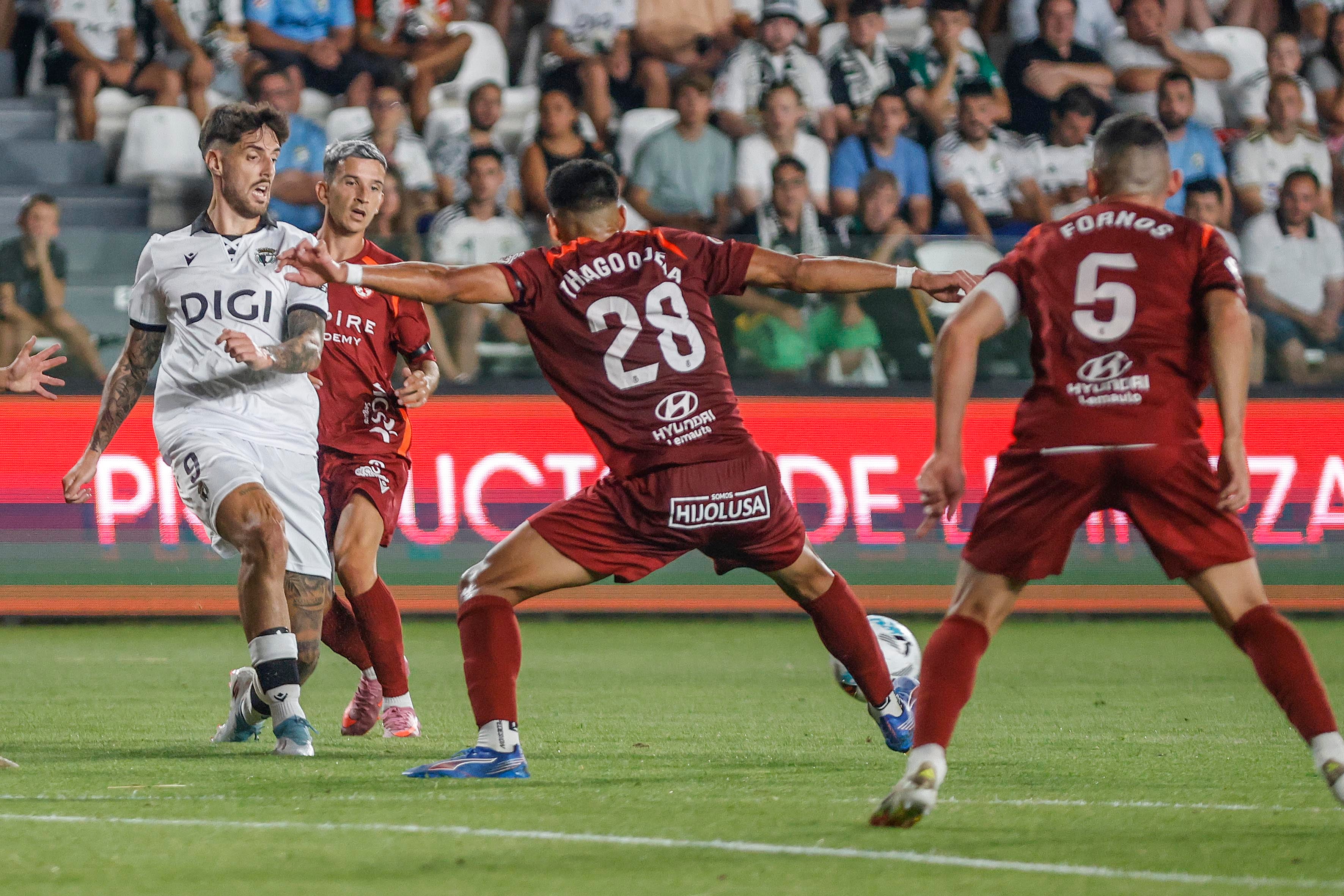 Las mejores imágenes del duro estreno de la Cultural ante el Burgos