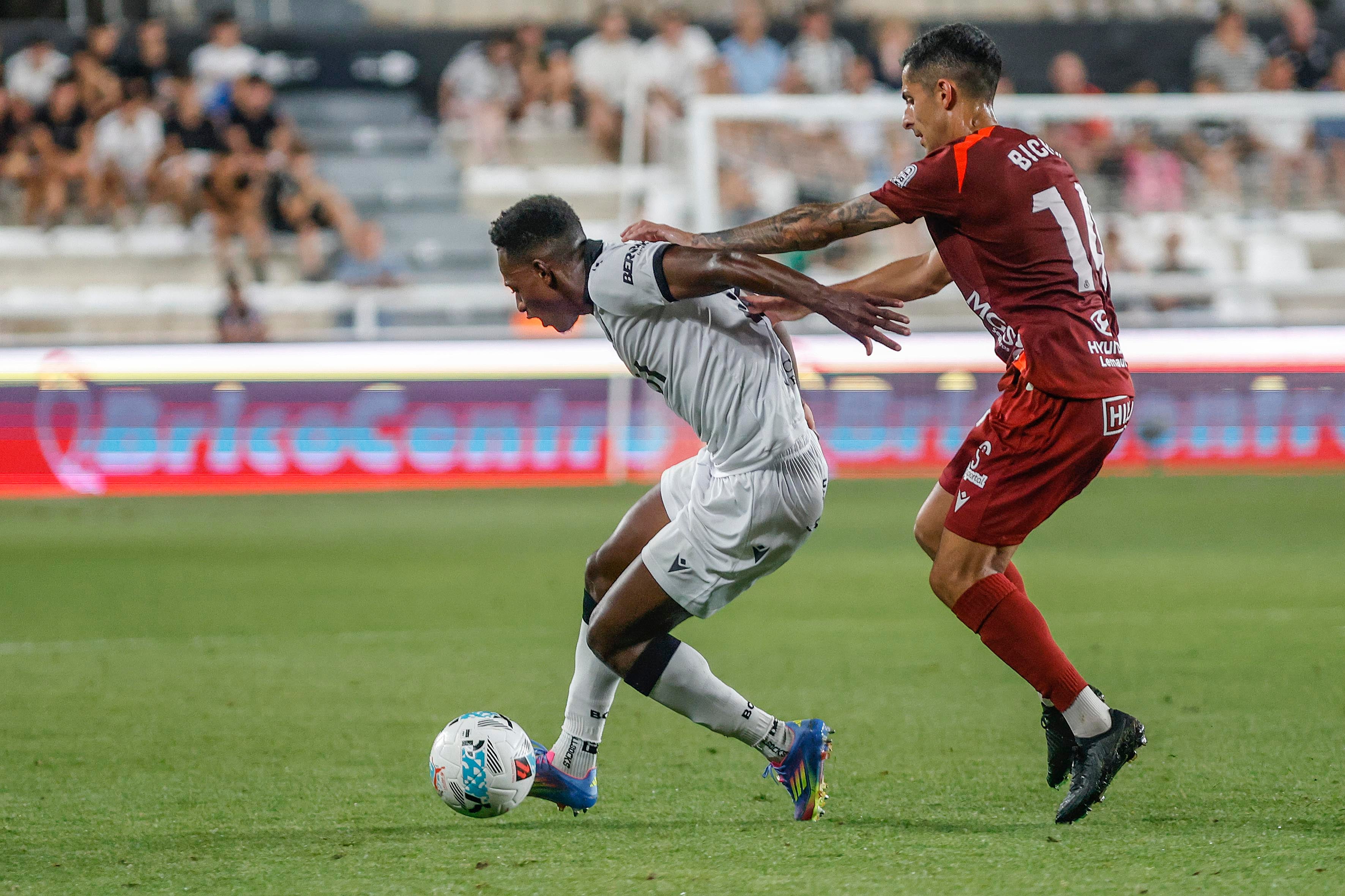 Las mejores imágenes del duro estreno de la Cultural ante el Burgos