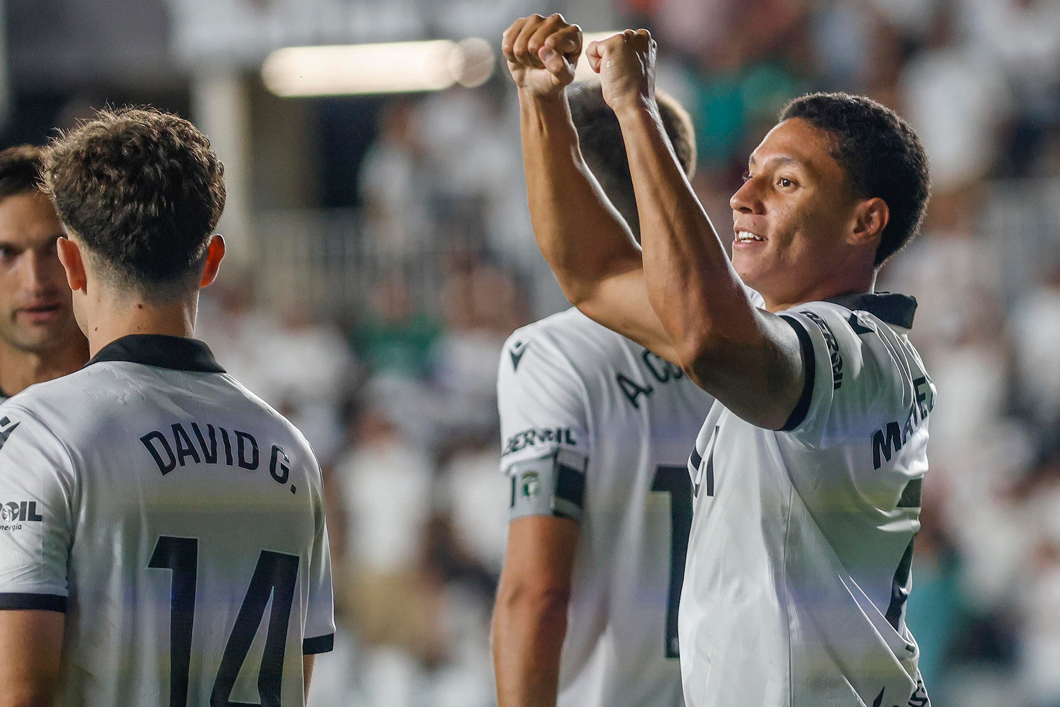 Las mejores imágenes del duro estreno de la Cultural ante el Burgos