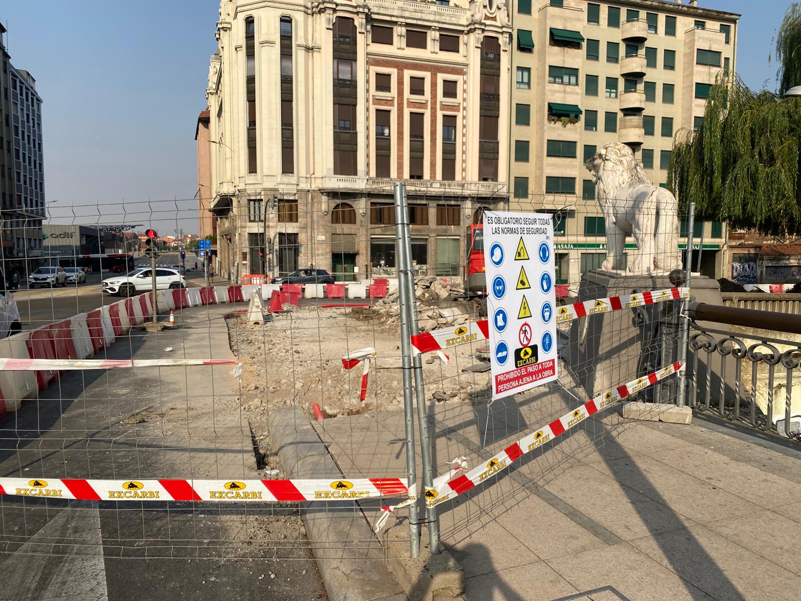 Imágenes de la obra en el Puente de los Leones