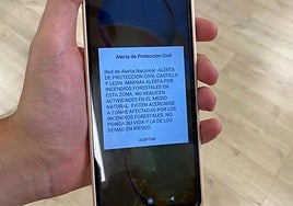 Un señor camina por una tierra en la localidad de Boca de Huérgano.