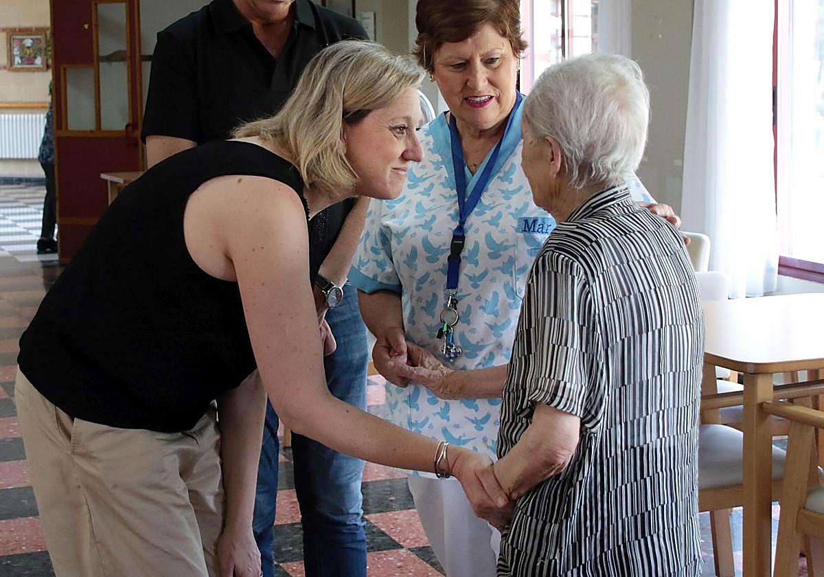 La vicepresidenta de la Junta visita a los residentes de Villa de Alija tras retornar al centro del que fueron desalojados por los incendios.