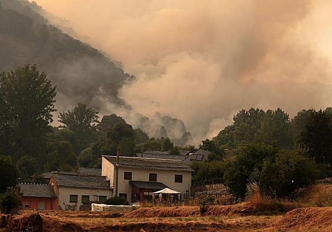 La pequeña localidad de Fasgar se encuentra amenazada por un incendio forestal