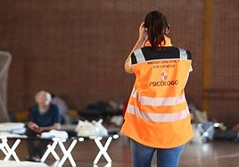 Vecinos de las pedanías pertenecientes a Ponferrada evacuados por el incendio al polideportivo José Arroyo de la ciudad.