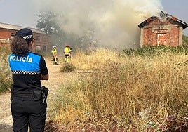Policía Local y Bomberos de León en el lugar del suceso.