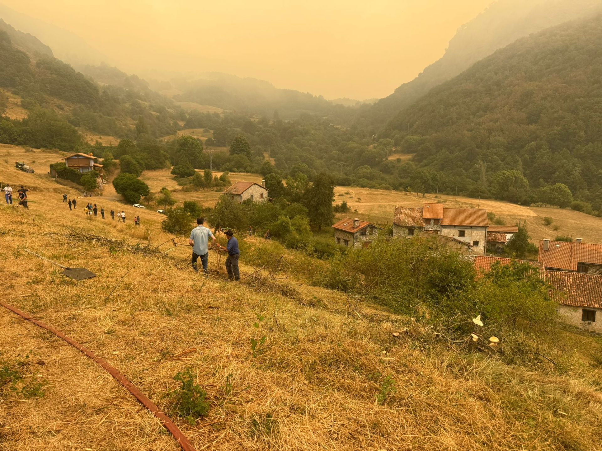 Imágenes de los vecinos de Valdeón contra el incendio