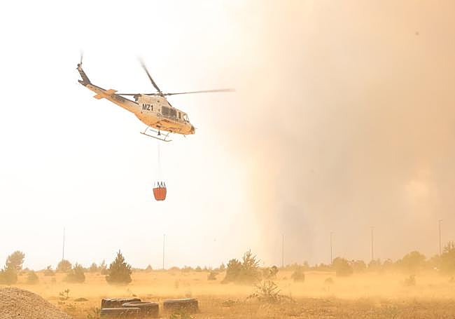 Un helicóptero en la lucha contra los incendios en León.