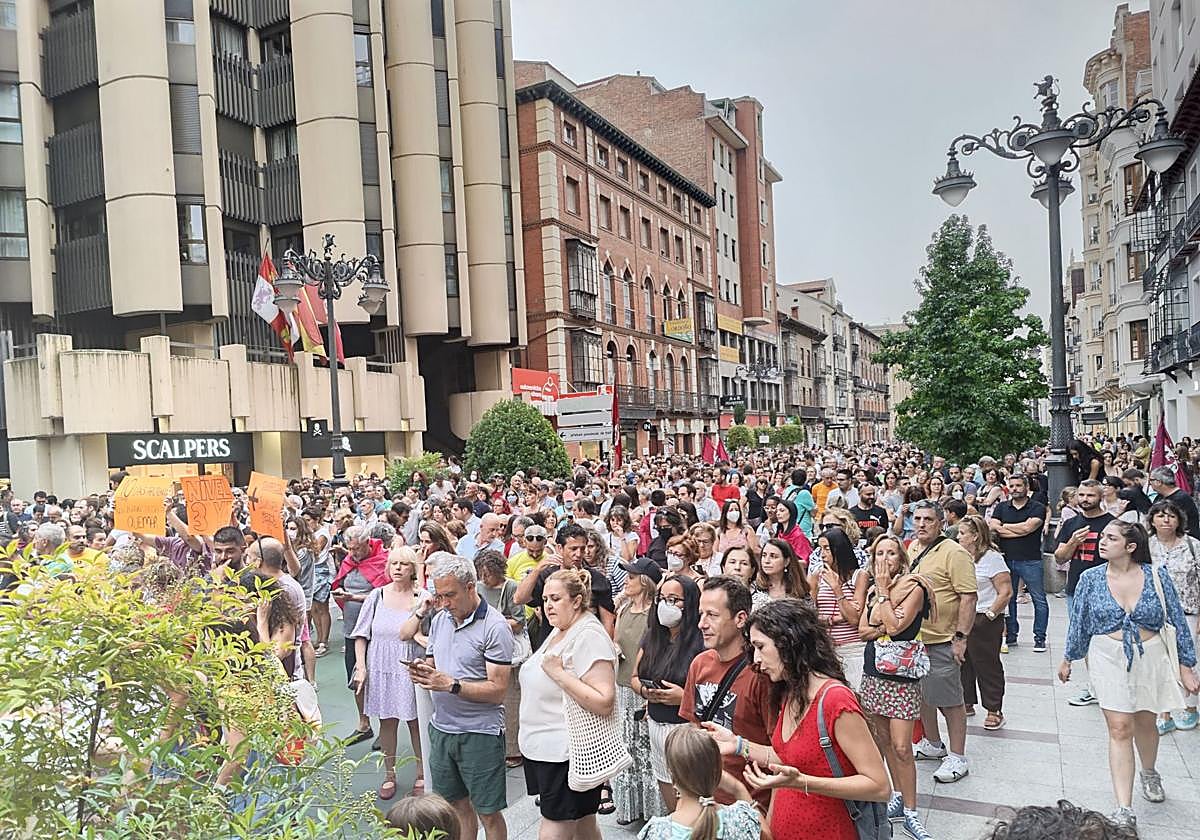 La avenida Ordoño II y las calles aledañas repletas de personas exigiendo responsabilidades por los fuegos que asolan León.