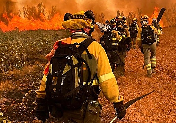 Brigadistas en la complicada lucha contra el fuego.