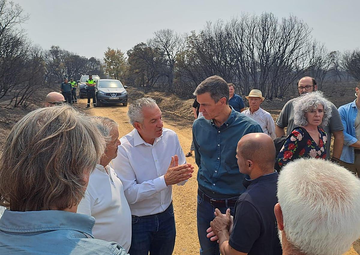 Imagen secundaria 1 - Pedro Sánchez acompañado del ministro del Interior, el delegado del Gobierno en Castilla y León y el secretario general del PSOE en la Comunicad en Molezuelas de la Carballeda (Zamora).