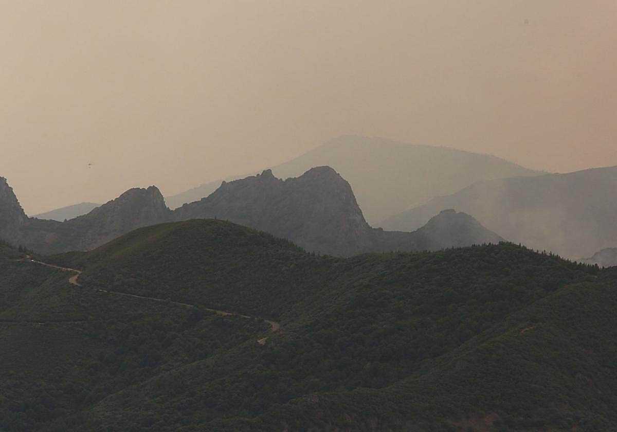 Incendio proveniente de Orense se acerca al municipio de Corullón.