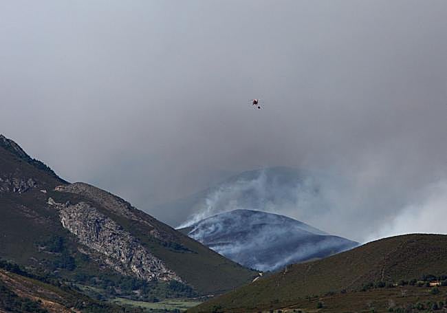 El incendio de Anllares (León), que afecta al Valle de Fornela