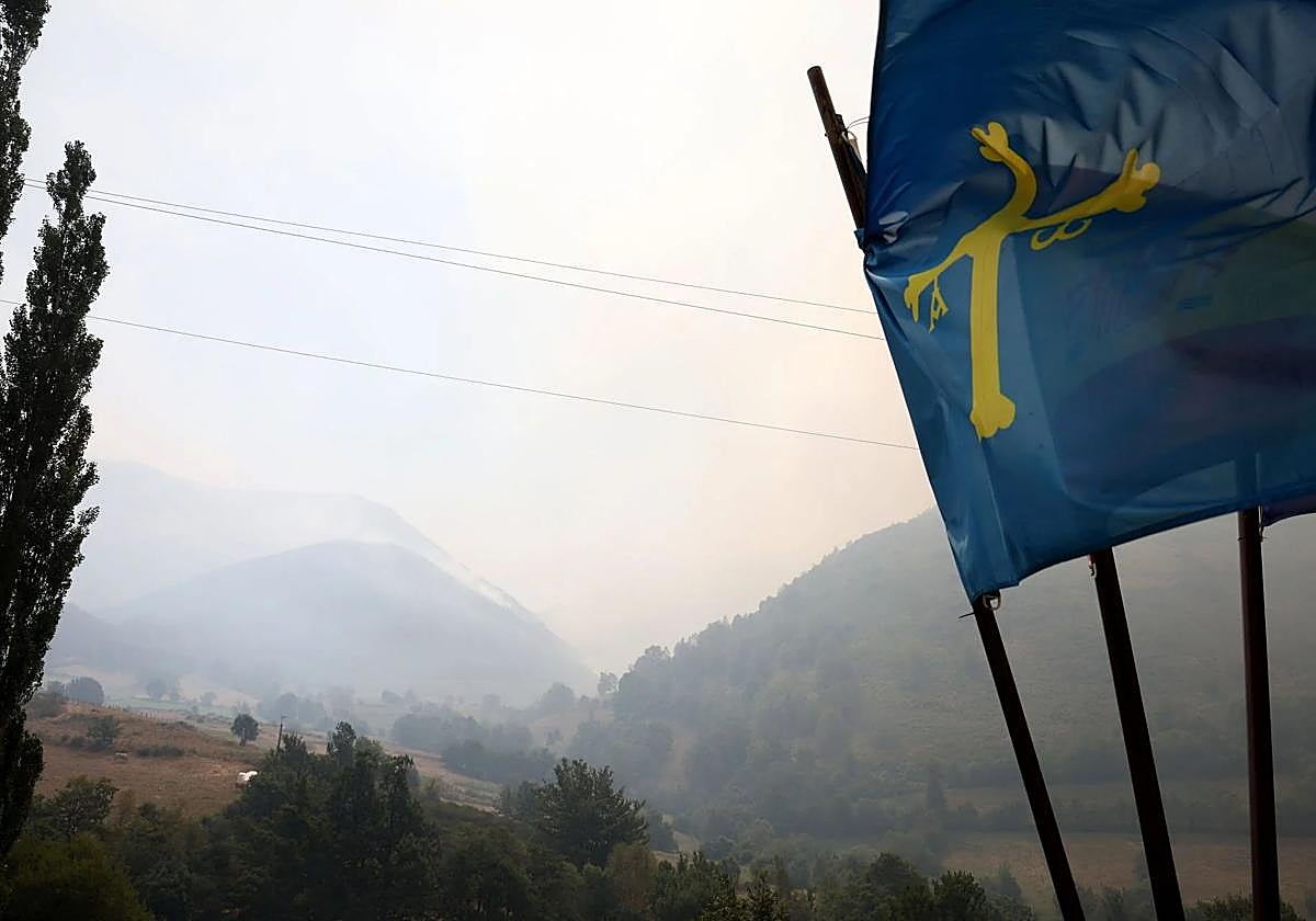 Incendio en Genestoso (Cangas del Narcea).