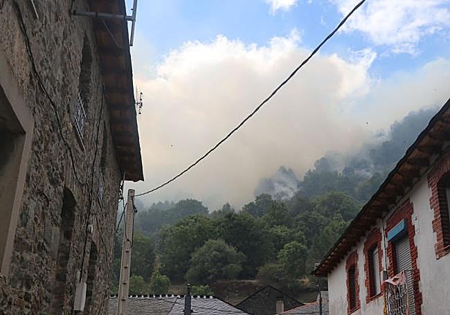 Las llamas asolan a la única ladera intacta del entorno de Fasgar.