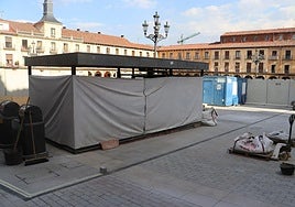 El nuevo suelo ya luce en el último tramo que faltaba por finalizarse en la plaza Mayor de León