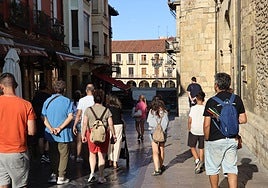 Un grupo de turistas se encuentra un muro desde la calle Plegarias que impide ver la plaza Mayor de León.