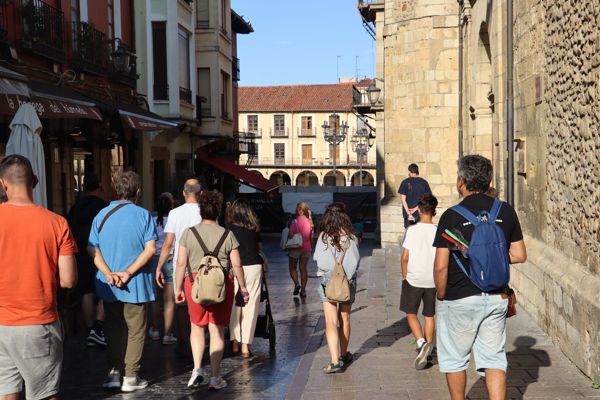Un grupo de turistas se encuentra un muro desde la calle Plegarias que impide ver la plaza Mayor de León.