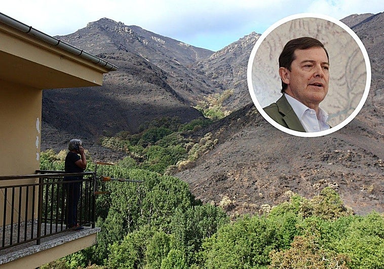 Efectos del incendio en Oencia y, en pequeño, Fernández Mañueco en comparecencia este miércoles.