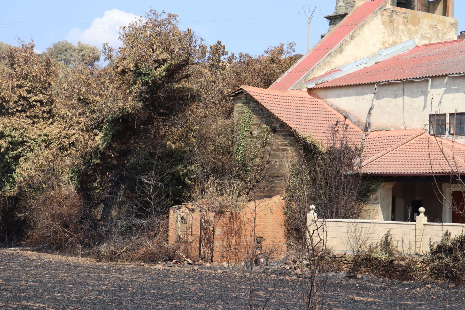 Castrocalbón intenta levantarse tras un desolador incendio
