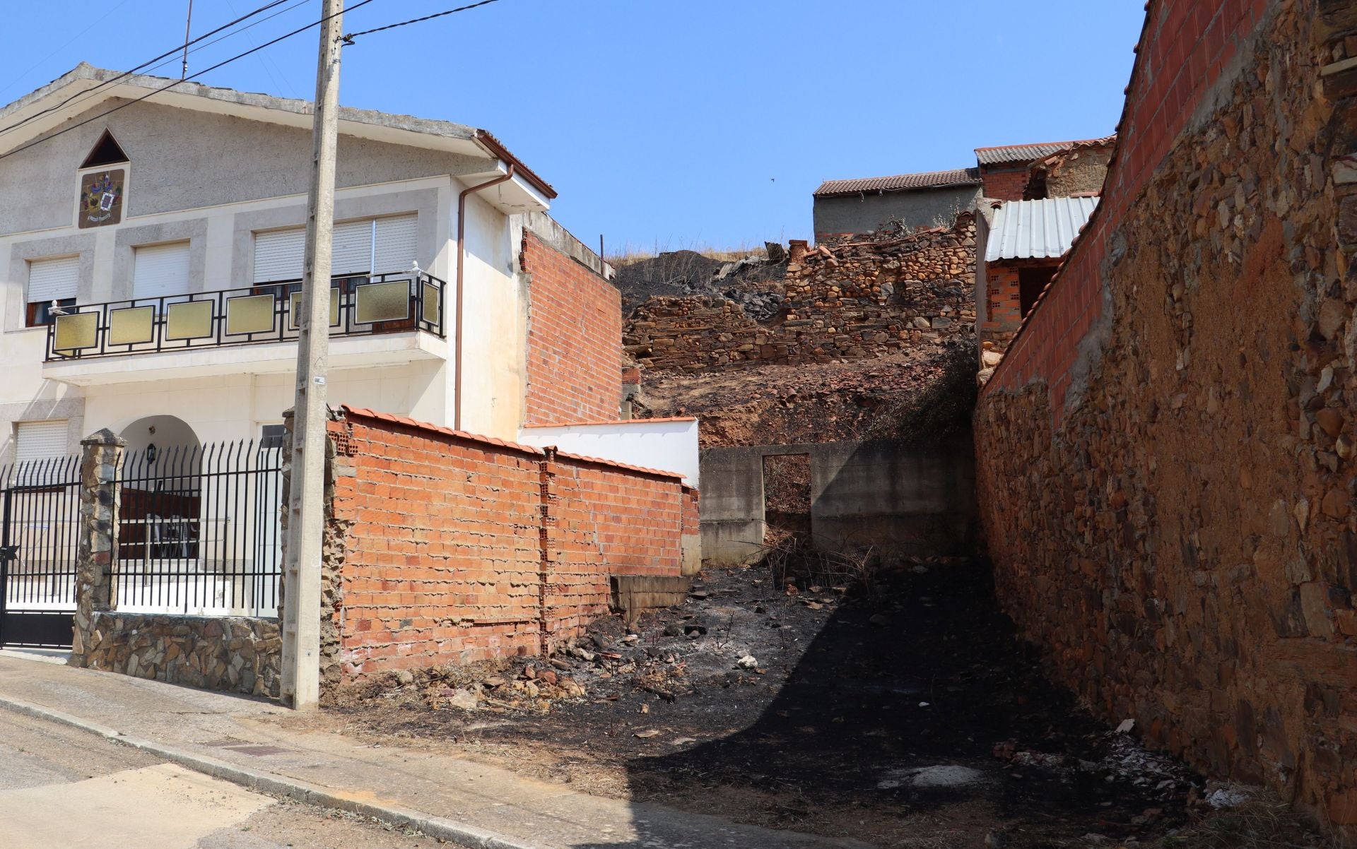 Castrocalbón intenta levantarse tras un desolador incendio