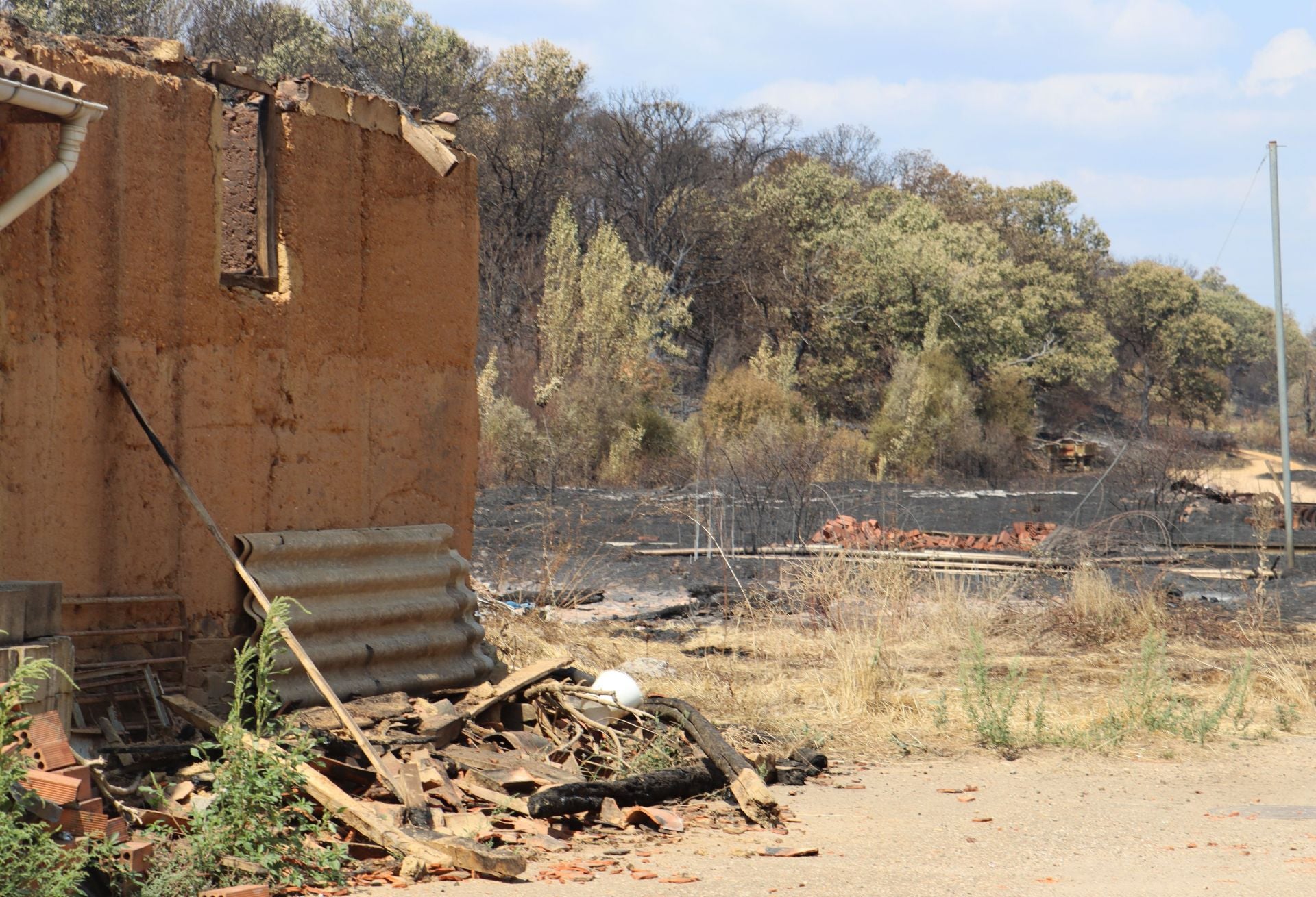 Castrocalbón intenta levantarse tras un desolador incendio