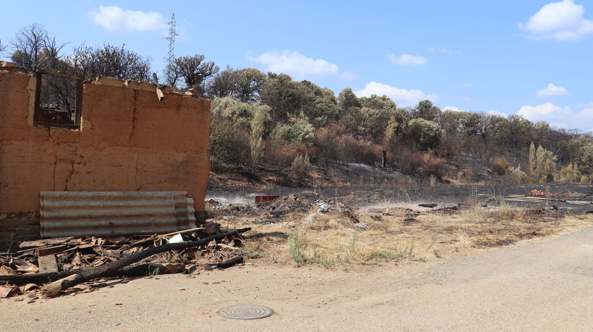 Castrocalbón intenta levantarse tras un desolador incendio