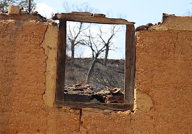 Estado en el que quedó una de las viviendas afectada por las llamas.