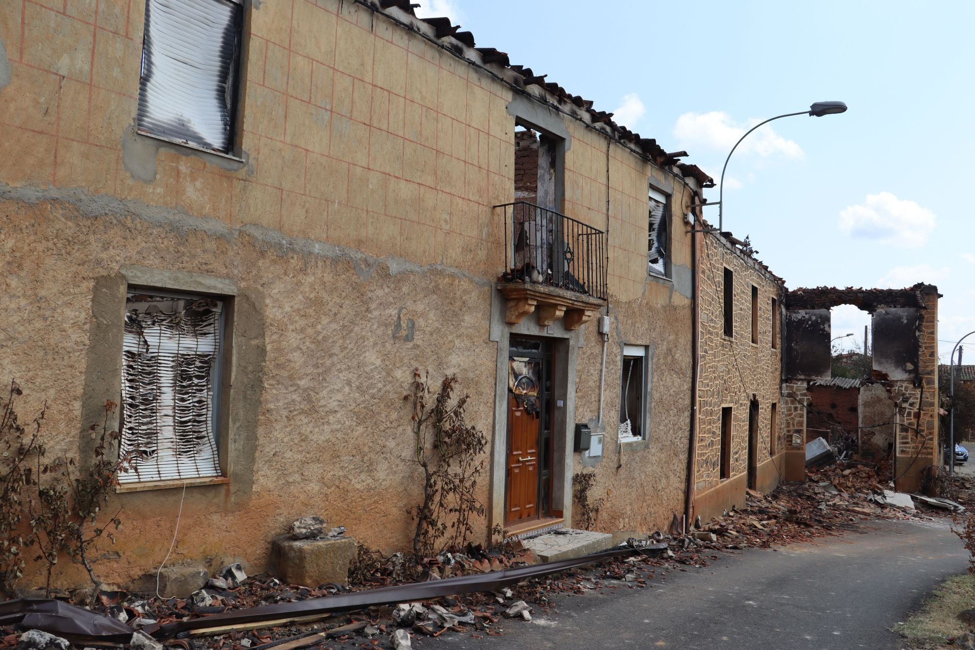 Castrocalbón intenta levantarse tras un desolador incendio