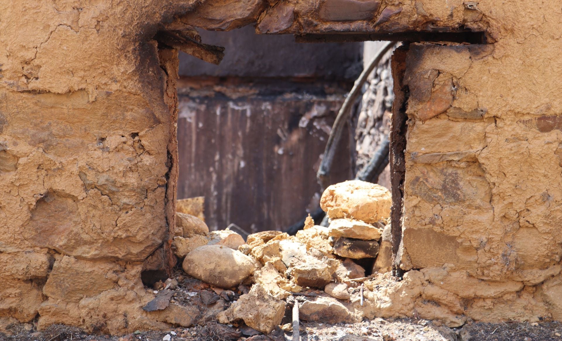 Castrocalbón intenta levantarse tras un desolador incendio