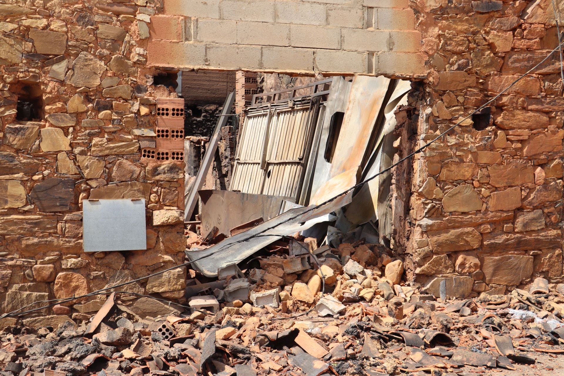 Castrocalbón intenta levantarse tras un desolador incendio