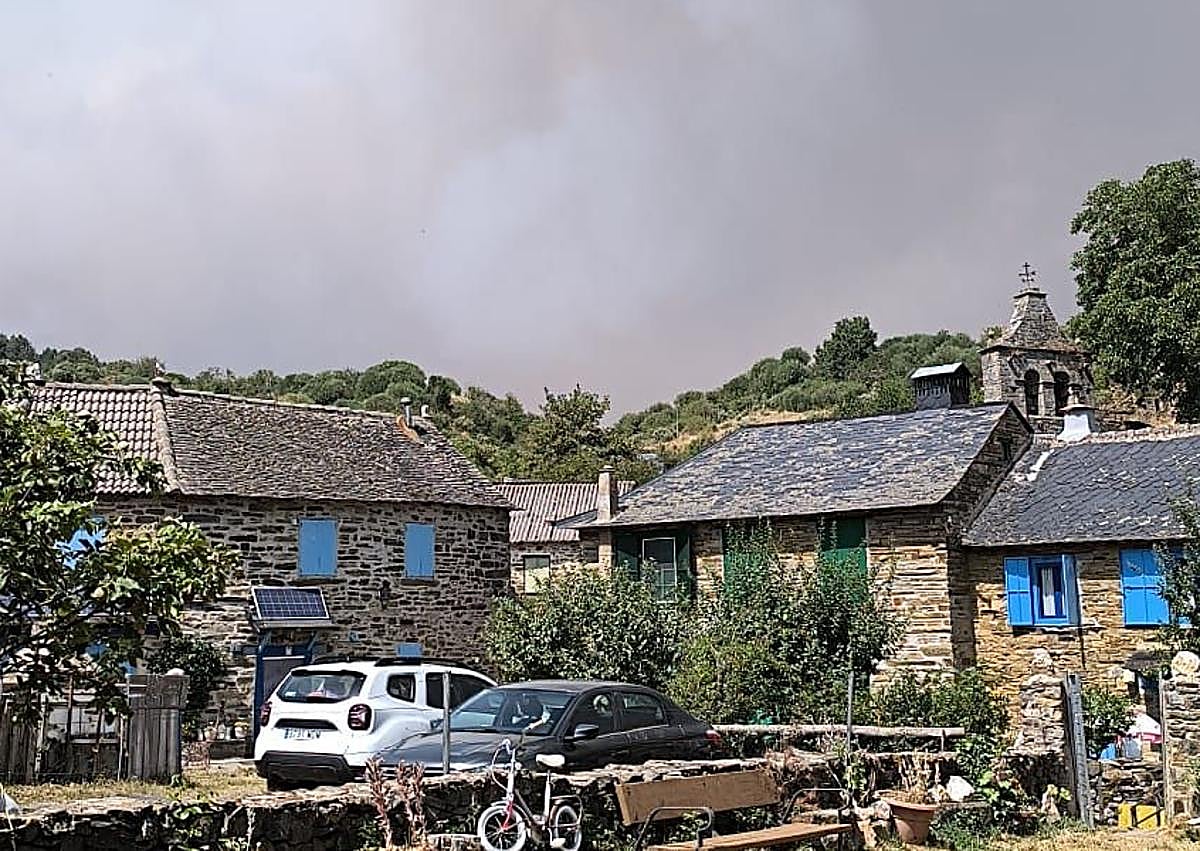 Imagen secundaria 1 - Prada de la Sierra denuncia el abandono del Ayuntamiento: «Nuestra capacidad contra el fuego era mínima»