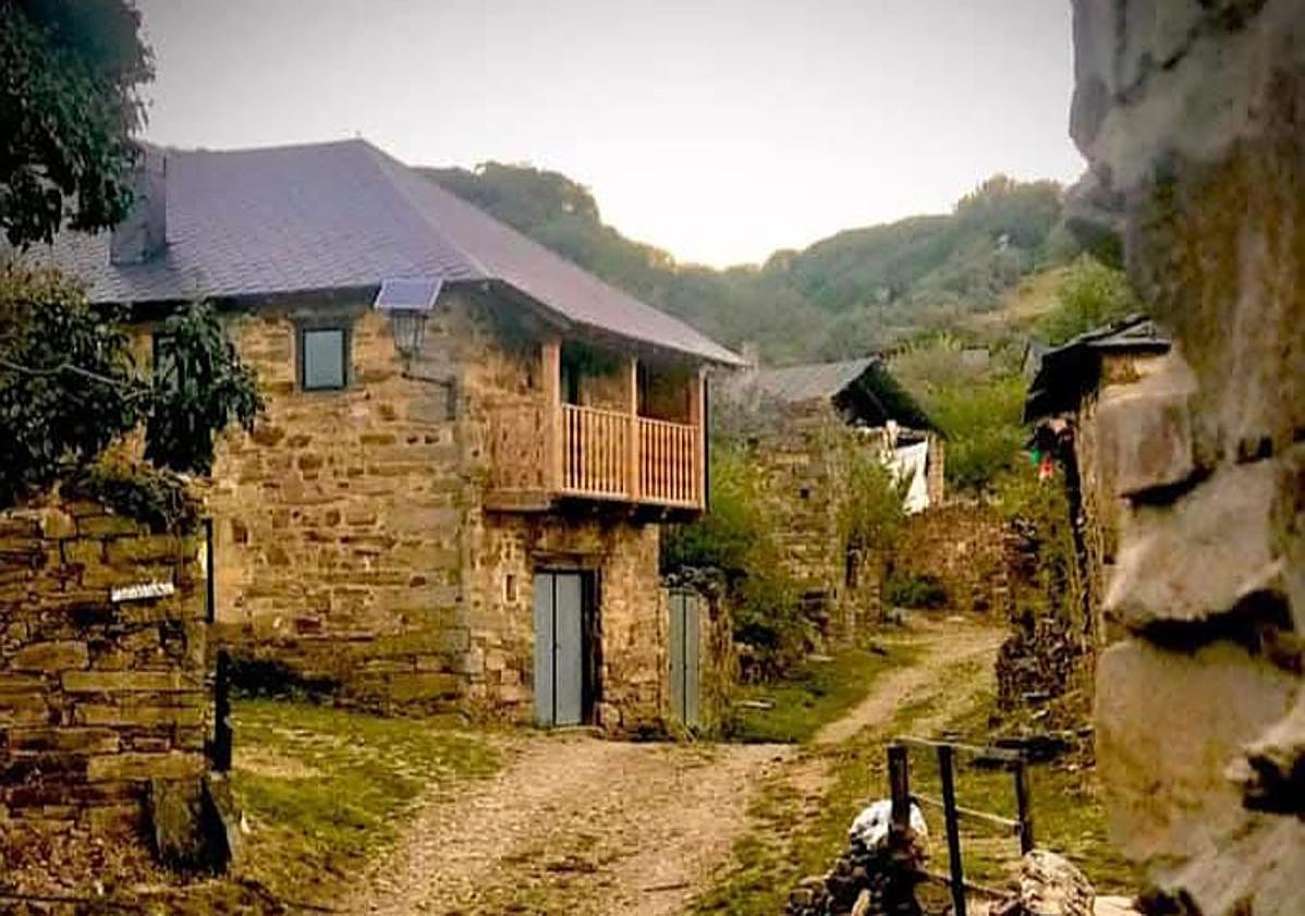 Imagen principal - Prada de la Sierra denuncia el abandono del Ayuntamiento: «Nuestra capacidad contra el fuego era mínima»